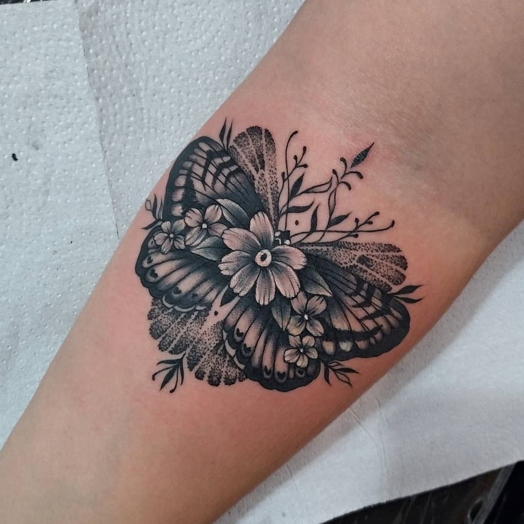 🦋 Borboleta com Floral Tattoo Primeira tattoo da cliente e sem