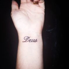 tatuagem deus escrito no pulso