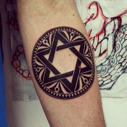 tatuagem estrela de davi perna