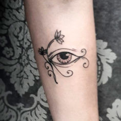 tatuagem olho de horus com flor