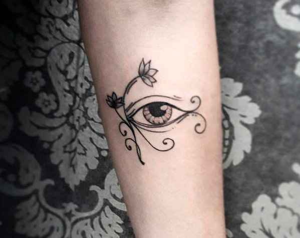 tatuagem olho de horus com flor
