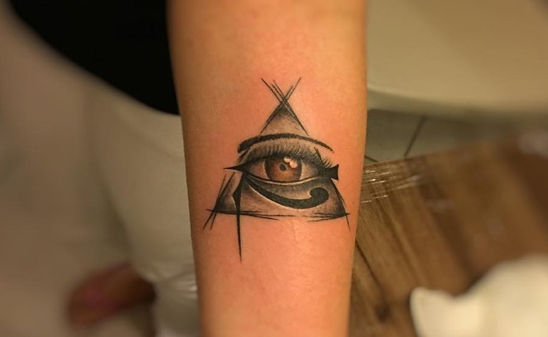 tatuagem olho de horus com triangulo