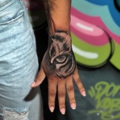coruja na mao tatuagem