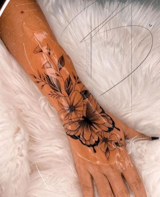 Tatuagem na Mão - Borboleta com Flores 