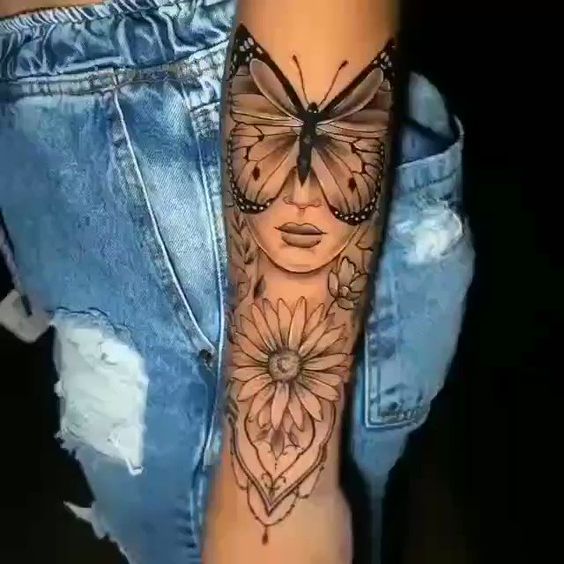 tatuagem de borboleta na mão feminina