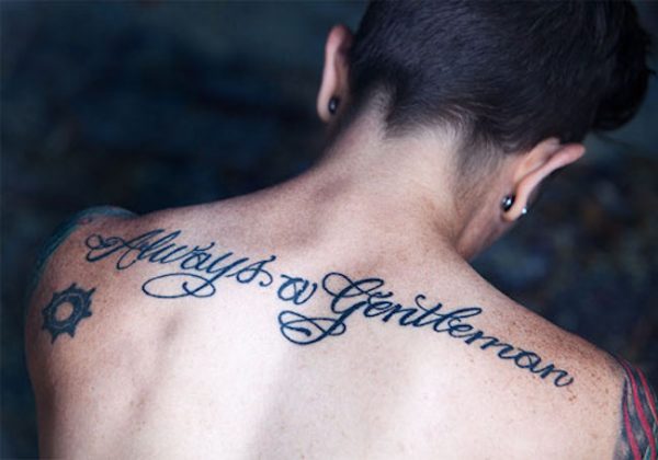 frase costas tatuagem homem
