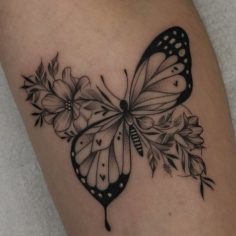 tatuagem borboleta com flores