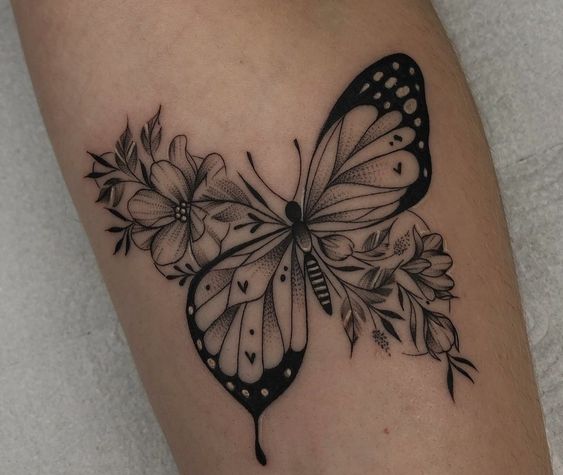 tatuagem borboleta com flores