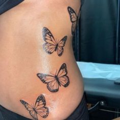 tatuagem borboletas na barriga
