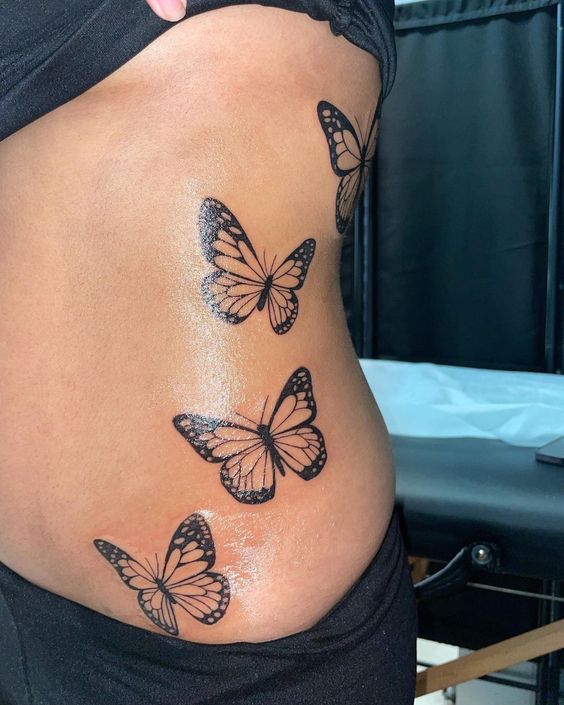tatuagem borboletas na barriga