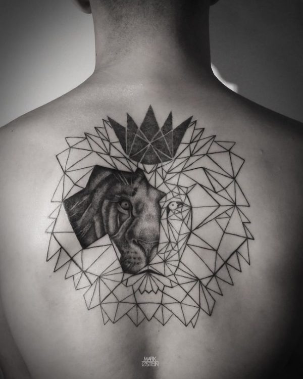 tatuagem costas leao geometrico