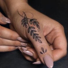 tatuagem folhas no dedo
