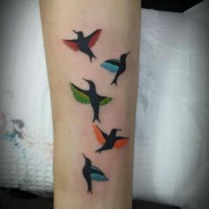 tatuagem passaros coloridos