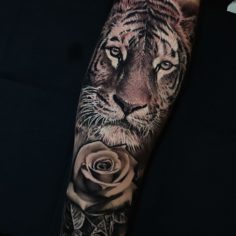 Tigre com rosas