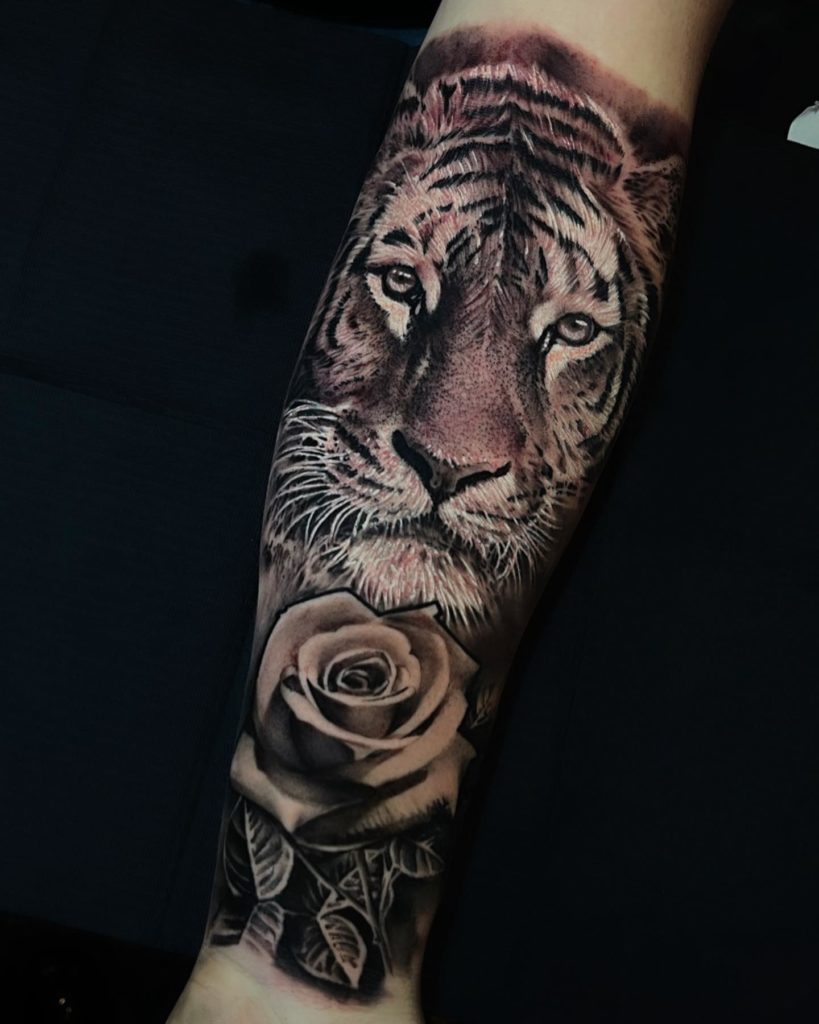 Tigre com rosas