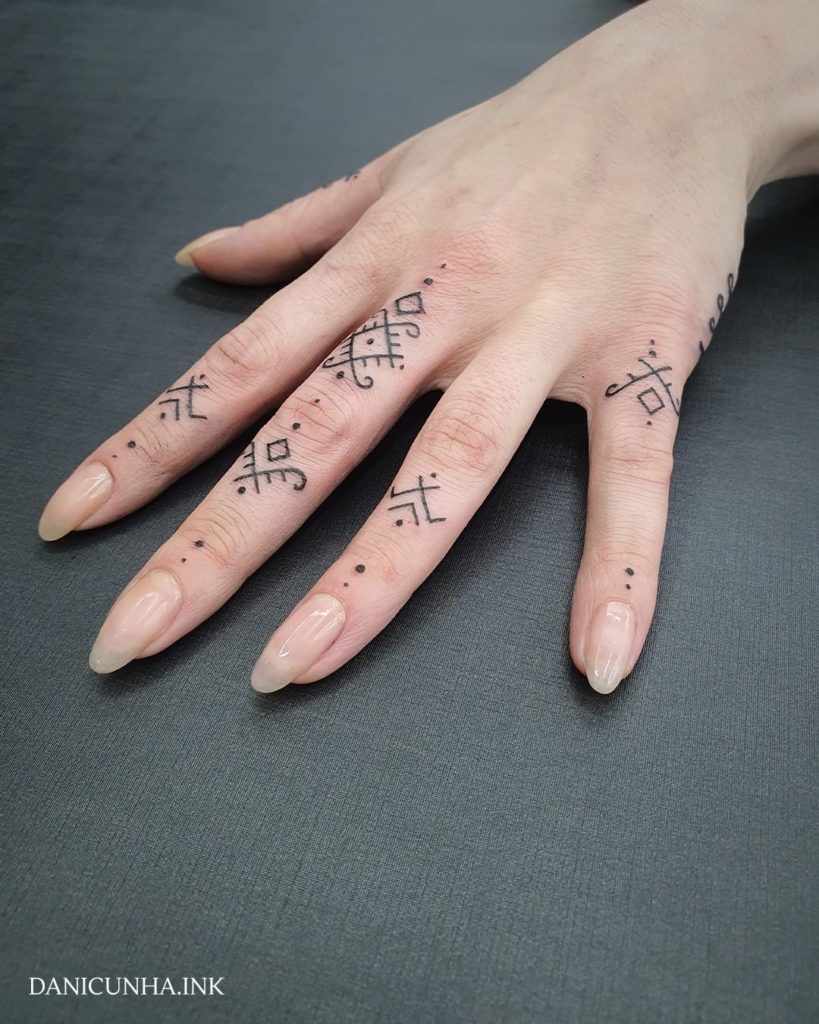 Tatuagem delicada na mao  Small finger tattoos, Small hand tattoos, Hand  tattoos