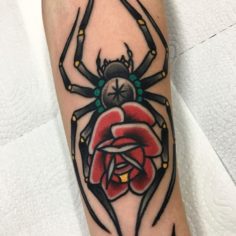 aranha e rosa tattoo