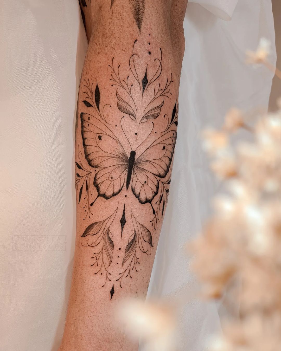 Tatuagem na Mão - Borboleta com Flores 