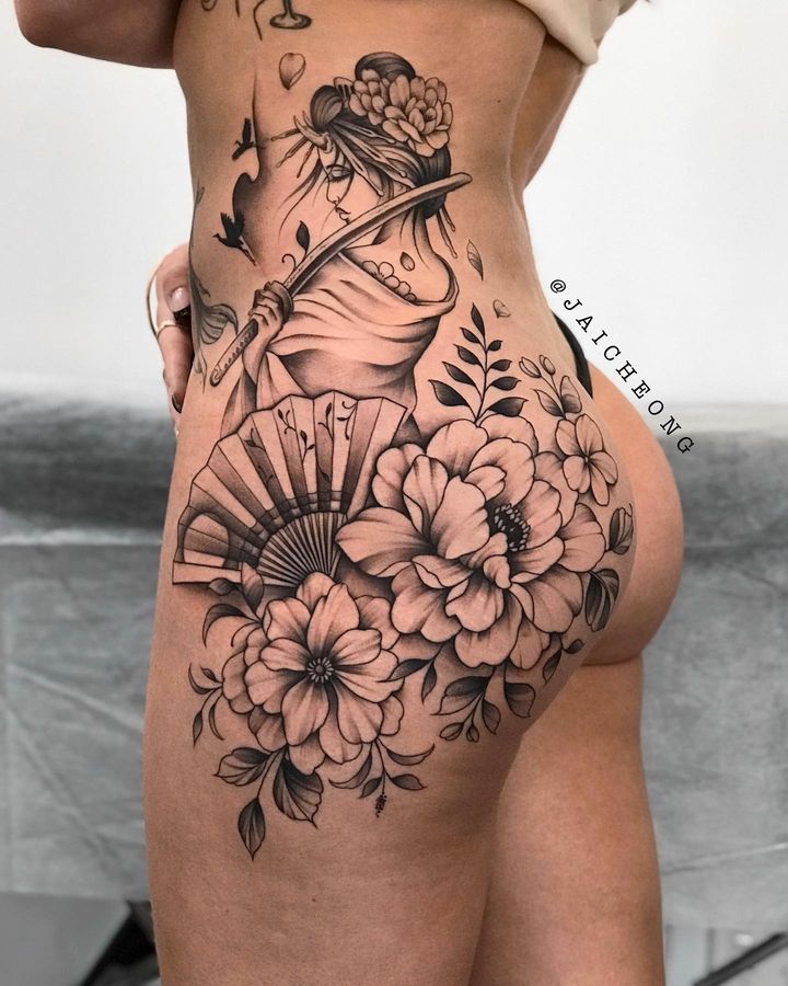 gueixa com floral tatuagem