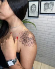 mandala no ombro tatuagem