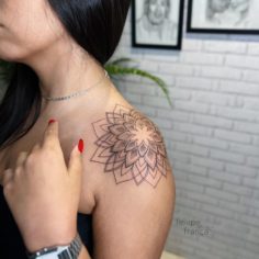 mandala no ombro tatuagem