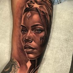 mulher morena tattoo