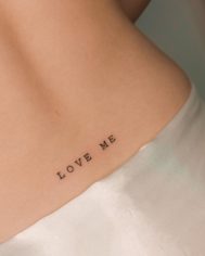 love me tatuagem delicada