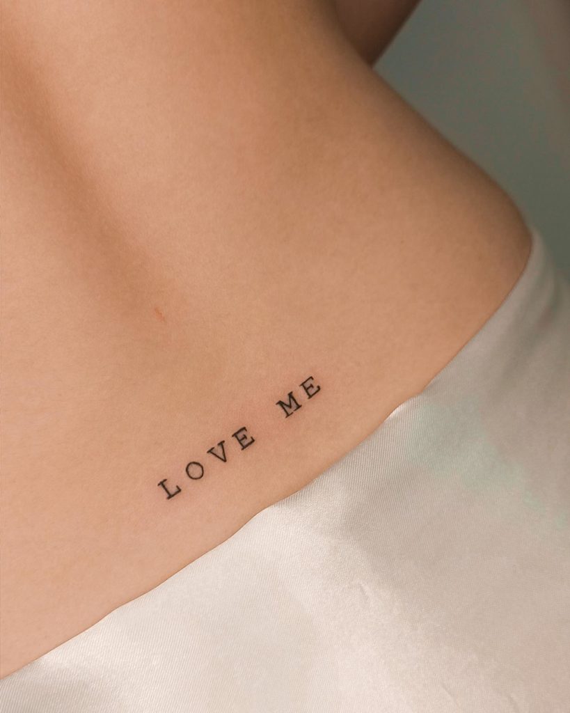 love me tatuagem delicada